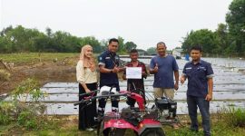 PT TIMAH Tbk menyerahkan bantuan bibit dan peralatan pertanian untuk mendukung kelompok tani agar bisa meningkatkan produktivitas | Foto: Zonamu/Humas PT Timah