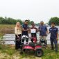 PT TIMAH Tbk menyerahkan bantuan bibit dan peralatan pertanian untuk mendukung kelompok tani agar bisa meningkatkan produktivitas | Foto: Zonamu/Humas PT Timah