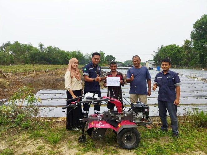PT TIMAH Tbk menyerahkan bantuan bibit dan peralatan pertanian untuk mendukung kelompok tani agar bisa meningkatkan produktivitas | Foto: Zonamu/Humas PT Timah