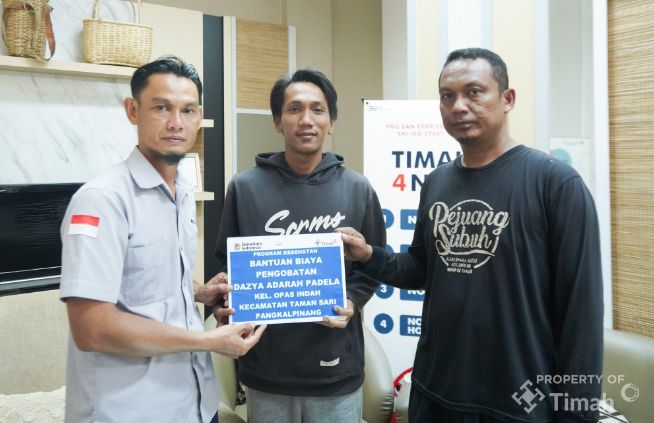 PT Timah serahkan bantuan untuk biaya pengobatan Dazya Adarah Padela | Foto: Zonamu/Humas PT Timah