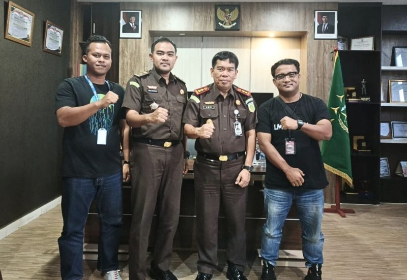 Kajari Lingga saat bersama LMG | Foto : Zonamu/Wandi