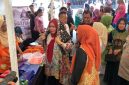 Ketua Dekranasda Kota Batam Erlita Amsakar Ahmad saat mengenakn tudung manto | Foto : Zonamu/Wandi