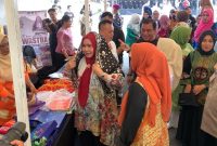 Ketua Dekranasda Kota Batam Erlita Amsakar Ahmad saat mengenakn tudung manto | Foto : Zonamu/Wandi
