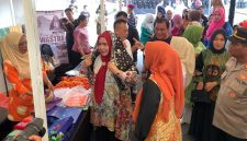 Ketua Dekranasda Kota Batam Erlita Amsakar Ahmad saat mengenakn tudung manto | Foto : Zonamu/Wandi