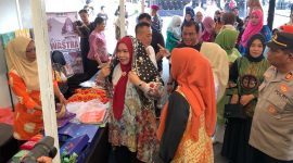 Ketua Dekranasda Kota Batam Erlita Amsakar Ahmad saat mengenakn tudung manto | Foto : Zonamu/Wandi