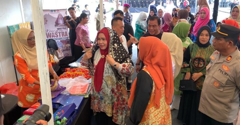 Ketua Dekranasda Kota Batam Erlita Amsakar Ahmad saat mengenakn tudung manto | Foto : Zonamu/Wandi