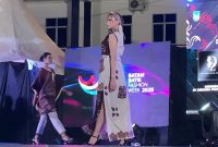 Roadshow Batam Batik Fashion Week 2025 Warnai Malam Lingga | Foto : Zonamu/Wandi