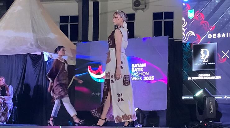 Roadshow Batam Batik Fashion Week 2025 Warnai Malam Lingga | Foto : Zonamu/Wandi