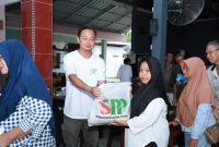 PT Singkep Putra Perkasa Rutin Berbagi Sembako Usai Panen Udang | Foto : Zonamu/Fikri