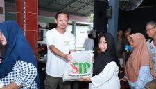 PT Singkep Putra Perkasa Rutin Berbagi Sembako Usai Panen Udang | Foto : Zonamu/Fikri