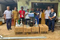 Perwakilan PT Timah menyerahkan bantuan mesin Ketinting kepada nelayan Belitung Timur yang mengalami musibah | Foto: Zonamu/Humas PT Timah