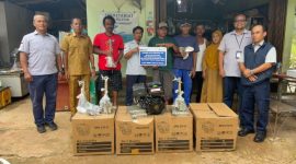Perwakilan PT Timah menyerahkan bantuan mesin Ketinting kepada nelayan Belitung Timur yang mengalami musibah | Foto: Zonamu/Humas PT Timah