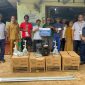 Perwakilan PT Timah menyerahkan bantuan mesin Ketinting kepada nelayan Belitung Timur yang mengalami musibah | Foto: Zonamu/Humas PT Timah