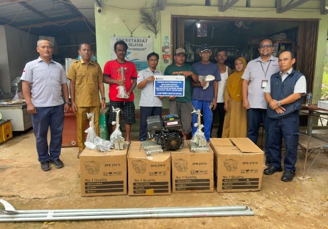 Perwakilan PT Timah menyerahkan bantuan mesin Ketinting kepada nelayan Belitung Timur yang mengalami musibah | Foto: Zonamu/Humas PT Timah