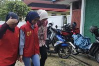 Terdakwa SR saat digiring ke sel tahanan Pengadilan Negeri Tanjungpinang di Dabo Singkep | Foto : Zonamu/Wandi