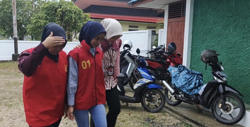 Terdakwa SR saat digiring ke sel tahanan Pengadilan Negeri Tanjungpinang di Dabo Singkep | Foto : Zonamu/Wandi