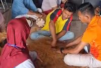Para pelaku IKM saat melakukan proses pembuatan sapu dari sabut kelapa | Foto : Zonamu/Taupik