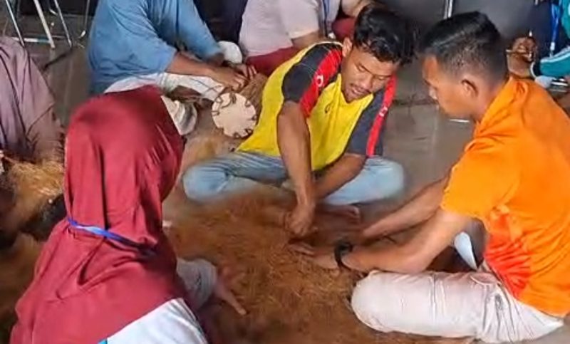 Para pelaku IKM saat melakukan proses pembuatan sapu dari sabut kelapa | Foto : Zonamu/Taupik