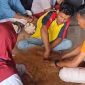 Para pelaku IKM saat melakukan proses pembuatan sapu dari sabut kelapa | Foto : Zonamu/Taupik