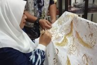 Ketua Dekranasda Lingga saat mengukir batik lingga | Foto : Zonamu/Wandi