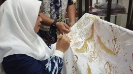 Ketua Dekranasda Lingga saat mengukir batik lingga | Foto : Zonamu/Wandi