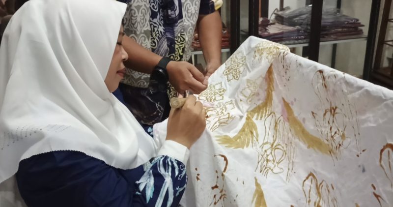 Ketua Dekranasda Lingga saat mengukir batik lingga | Foto : Zonamu/Wandi
