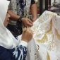 Ketua Dekranasda Lingga saat mengukir batik lingga | Foto : Zonamu/Wandi