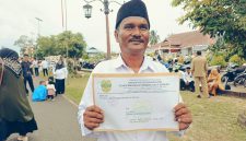 Jasman Warga Dabo yang lulus PPPK meski keterbatasan | Foto : Zonamu/Wandi