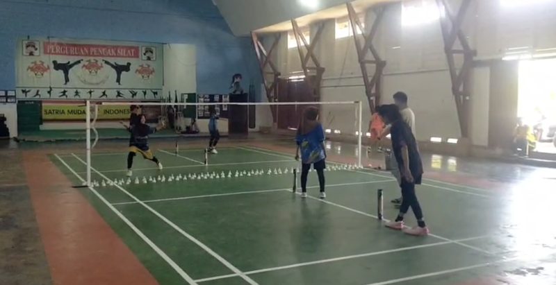 Para atlet bulu tangkis lingga tengah berlatih persiapan Kejuaraan Provinsi Kepri | Foto : Zonamu/Paino