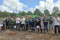 PT Timah Tbk bersama kelompok tani Bina Tani Tailong Riau menanam 50.000 bibit nanas morris di Desa Kundur, Kecamatan Kundur Barat, Provinsi Kepulauan Riau | Foto: Zonamu/Humas PT Timah