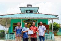 PT Timah menyalurkan bantuan pembangunan Masjid Al-Barokah di Dusun Air Simpur, Desa Pemali, Kecamatan Pemali, Kabupaten Bangka, Provinsi Kepulauan Bangka Belitung | Foto: Zonamu/Humas PT Timah