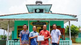 PT Timah menyalurkan bantuan pembangunan Masjid Al-Barokah di Dusun Air Simpur, Desa Pemali, Kecamatan Pemali, Kabupaten Bangka, Provinsi Kepulauan Bangka Belitung | Foto: Zonamu/Humas PT Timah