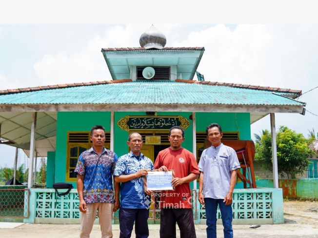 PT Timah menyalurkan bantuan pembangunan Masjid Al-Barokah di Dusun Air Simpur, Desa Pemali, Kecamatan Pemali, Kabupaten Bangka, Provinsi Kepulauan Bangka Belitung | Foto: Zonamu/Humas PT Timah