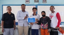 PT Timah Tbk kembali menyalurkan beasiswa pendidikan bagi anak-anak yang berasal dari keluarga berpenghasilan rendah di Pangkalpinang | Foto: Zonamu/Humas PT Timah