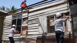 PT Timah Tbk membangun RTLH untuk Aling, warga Desa Padang Baru, Kabupaten Bangka Tengah | Foto: Zonamu/Humas PT Timah