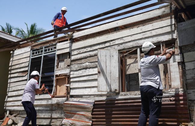 PT Timah Tbk membangun RTLH untuk Aling, warga Desa Padang Baru, Kabupaten Bangka Tengah | Foto: Zonamu/Humas PT Timah