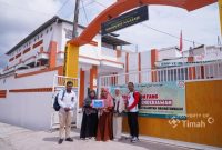 Perwakilan PT Timah Tbk menyerahkan bantuan untuk pembangunan masjid di Pesantren Tahfizh Al Qur’an Madinatunnajah, Yayasan Khodijah Center Madani di Kota Pangkalpinang | Foto: Zonamu/Humas PT Timah