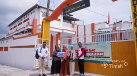 Perwakilan PT Timah Tbk menyerahkan bantuan untuk pembangunan masjid di Pesantren Tahfizh Al Qur’an Madinatunnajah, Yayasan Khodijah Center Madani di Kota Pangkalpinang | Foto: Zonamu/Humas PT Timah