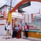 Perwakilan PT Timah Tbk menyerahkan bantuan untuk pembangunan masjid di Pesantren Tahfizh Al Qur’an Madinatunnajah, Yayasan Khodijah Center Madani di Kota Pangkalpinang | Foto: Zonamu/Humas PT Timah