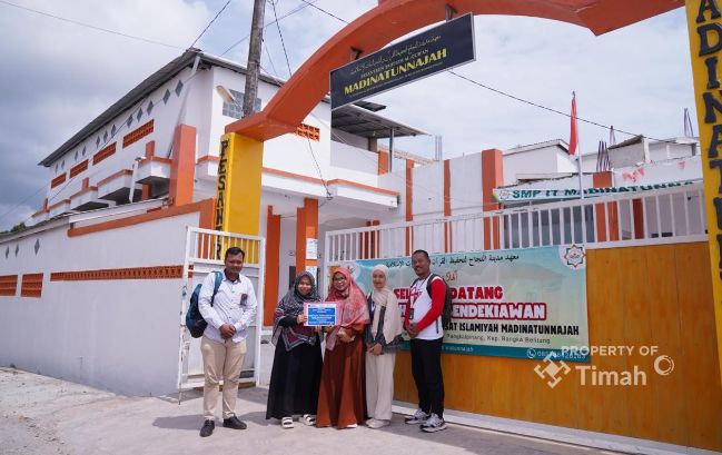 Perwakilan PT Timah Tbk menyerahkan bantuan untuk pembangunan masjid di Pesantren Tahfizh Al Qur’an Madinatunnajah, Yayasan Khodijah Center Madani di Kota Pangkalpinang | Foto: Zonamu/Humas PT Timah