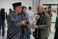 Wagub Nyanyang menyambut Kafilah Kepri di Terminal Kedatangan Bandara Hang Nadim, Batam, | Foto : Zonamu/Ziqri