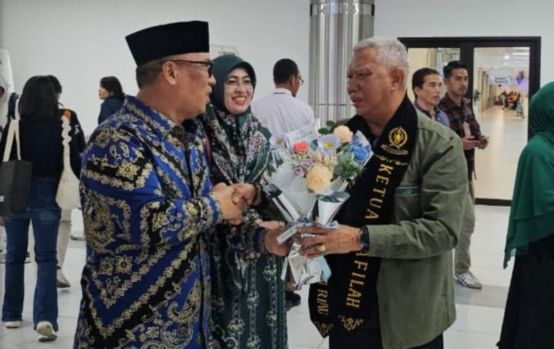 Wagub Nyanyang menyambut Kafilah Kepri di Terminal Kedatangan Bandara Hang Nadim, Batam, | Foto : Zonamu/Ziqri