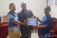 PT Timah Tbk menyerahkan bantuan untuk Panita Pembangunan Pemakaman Dusun Tanjung Ratu, Desa Rebo, Kabupaten Bangka | Foto: Zonamu/Humas PT Timah