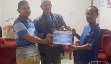 PT Timah Tbk menyerahkan bantuan untuk Panita Pembangunan Pemakaman Dusun Tanjung Ratu, Desa Rebo, Kabupaten Bangka | Foto: Zonamu/Humas PT Timah