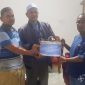 PT Timah Tbk menyerahkan bantuan untuk Panita Pembangunan Pemakaman Dusun Tanjung Ratu, Desa Rebo, Kabupaten Bangka | Foto: Zonamu/Humas PT Timah