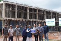 PT Timah serahkan bantuan Yayasan Cahaya Qolbu Belitung yang mulai mendirikan Pondok Pesantren An-Nur di Desa Padang, Kecamatan Manggar, Kabupaten Belitung Timur | Foto: Zonamu/Humas PT Timah