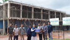 PT Timah serahkan bantuan Yayasan Cahaya Qolbu Belitung yang mulai mendirikan Pondok Pesantren An-Nur di Desa Padang, Kecamatan Manggar, Kabupaten Belitung Timur | Foto: Zonamu/Humas PT Timah