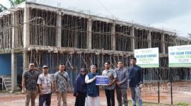 PT Timah serahkan bantuan Yayasan Cahaya Qolbu Belitung yang mulai mendirikan Pondok Pesantren An-Nur di Desa Padang, Kecamatan Manggar, Kabupaten Belitung Timur | Foto: Zonamu/Humas PT Timah