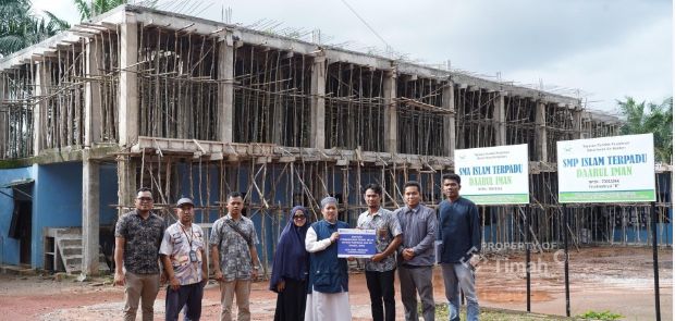 PT Timah serahkan bantuan Yayasan Cahaya Qolbu Belitung yang mulai mendirikan Pondok Pesantren An-Nur di Desa Padang, Kecamatan Manggar, Kabupaten Belitung Timur | Foto: Zonamu/Humas PT Timah