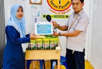 PT Timah serahkan bantuan untuk UMKM KUBE Intan Payong di Desa Kundur, Kecamatan Kundur Barat, Kabupaten Karimun | Foto: Zonamu/Humas PT Timah